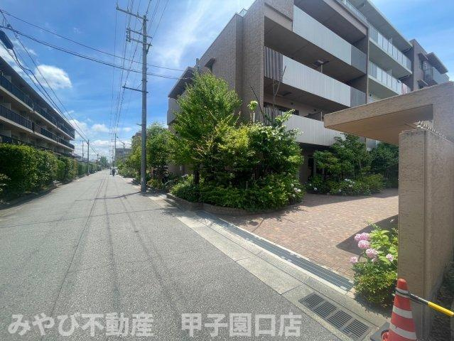甲子園三番町ハイツのエントランス