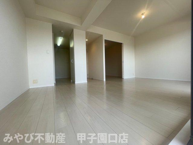 甲子園三番町ハイツの居間・リビング