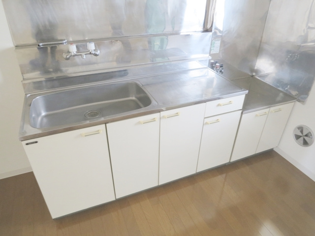 エミール三田のキッチン|２口コンロが置けるキッチンです。