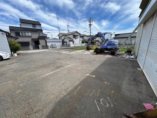 東二見倉庫付事務所の駐車場