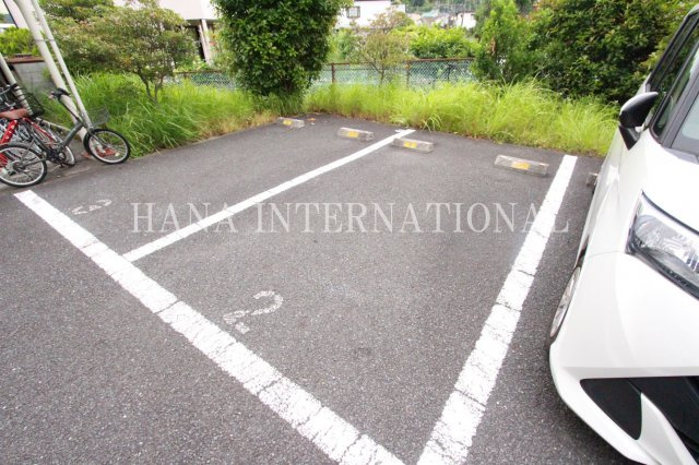 レオパレスディアコートＦの駐車場