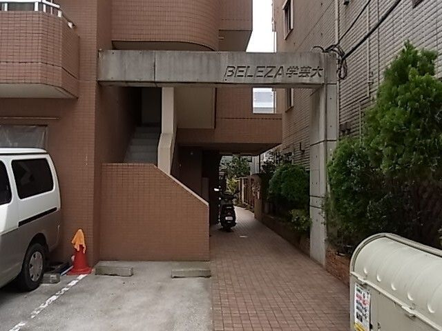 ベレーザ学芸大のエントランス