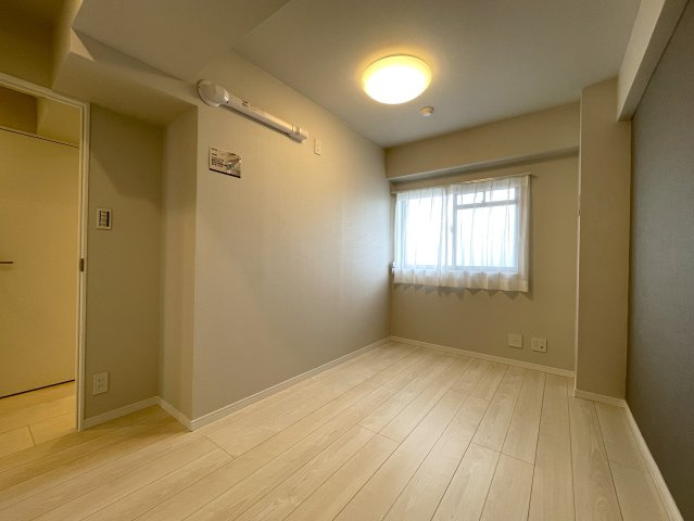 プランナー監修の超人気仕様で最上階！！エレベーターはもちろんのコト、オートロックも当たり前！！眺望も良く、陽当りもナイスな『ナイスアーバン上星川』リノベーションの洋室|広々とした洋室です