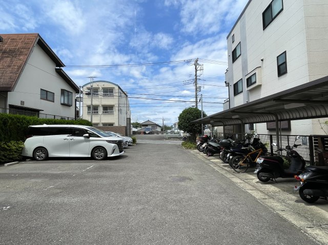 プランナー監修の超人気仕様で最上階！！エレベーターはもちろんのコト、オートロックも当たり前！！眺望も良く、陽当りもナイスな『ナイスアーバン上星川』リノベーションの駐車場|駐車場があります