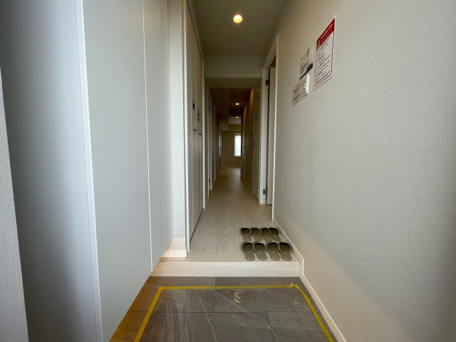プランナー監修の超人気仕様で最上階！！エレベーターはもちろんのコト、オートロックも当たり前！！眺望も良く、陽当りもナイスな『ナイスアーバン上星川』リノベーションの玄関|玄関です