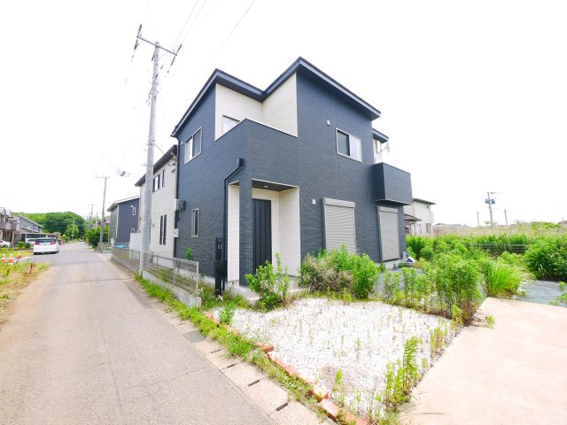 八街市朝日　中古戸建の駐車場|令和5年3月築敷地約66坪オール電化 太陽光発電パネル駐車4台分スペーススーパーカスミ徒歩約16分 