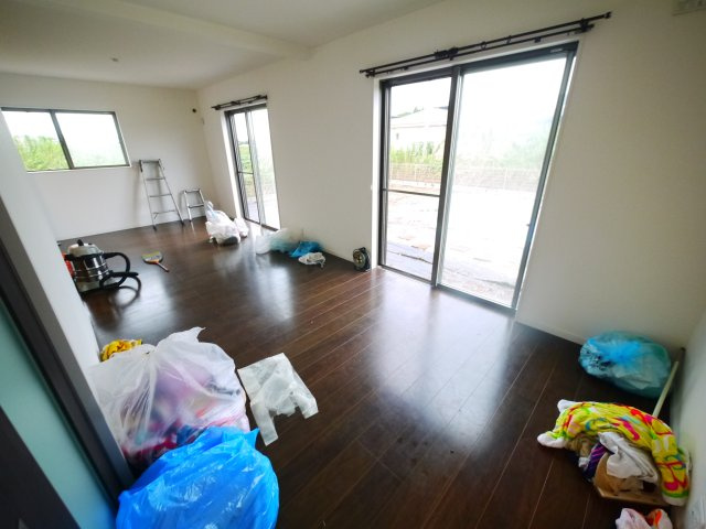 八街市朝日　中古戸建の居間・リビング|令和5年3月築敷地約66坪オール電化 太陽光発電パネル駐車4台分スペーススーパーカスミ徒歩約16分 