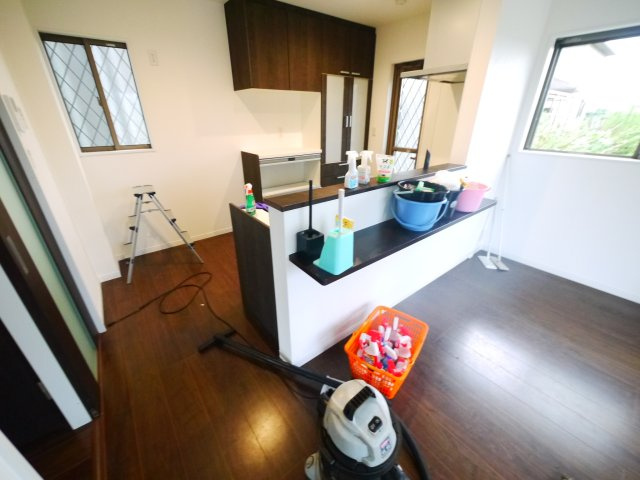 八街市朝日　中古戸建の居間・リビング|令和5年3月築敷地約66坪オール電化 太陽光発電パネル駐車4台分スペーススーパーカスミ徒歩約16分 
