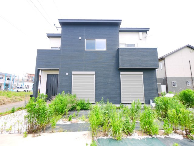 八街市朝日　中古戸建の外観|令和5年3月築敷地約66坪オール電化 太陽光発電パネル駐車4台分スペーススーパーカスミ徒歩約16分 