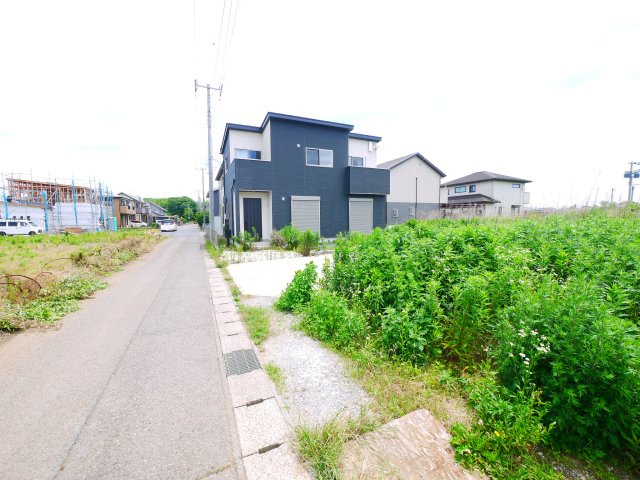 八街市朝日　中古戸建の前面道路含む現地写真|令和5年3月築敷地約66坪オール電化 太陽光発電パネル駐車4台分スペーススーパーカスミ徒歩約16分 