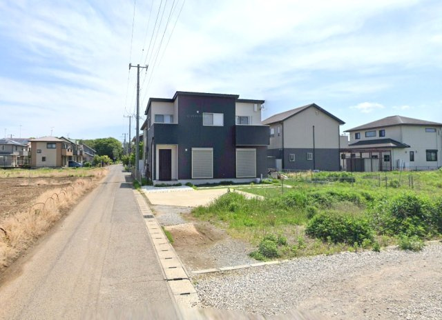 八街市朝日　中古戸建の前面道路含む現地写真|令和5年3月築敷地約66坪オール電化 太陽光発電パネル駐車4台分スペーススーパーカスミ徒歩約16分 