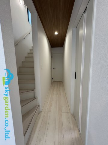 茅ヶ崎市室田５期　新築戸建　全２棟２号棟の内装|１階の廊下の様子