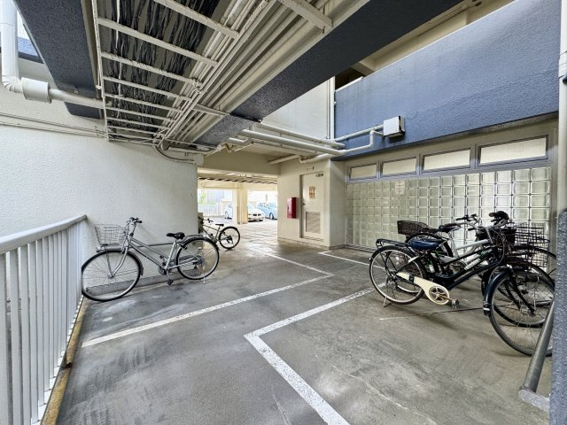 ニューライフ浜松II　壱番館の駐輪場|こちらは駐輪場になります。屋根があるので、雨に濡れる心配はなさそうですよ。