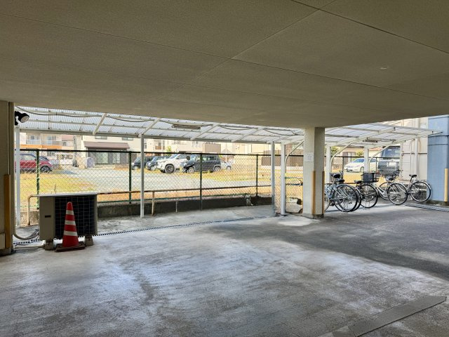 ニューライフ浜松II　壱番館の駐輪場|駐輪場を別角度から撮影してみました。かなり広いですよ。