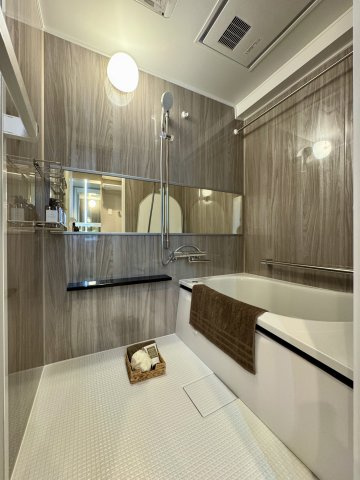 ニューライフ浜松II　壱番館の浴室|こちらの浴室も新品交換済みです。落ち着いた色のアクセントパネルで、日頃の疲れが取れそうですよ。