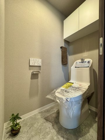 ニューライフ浜松II　壱番館のトイレ|トイレも新品交換済みです。背面上部に収納棚があり、必要な物が収納でき便利です。
