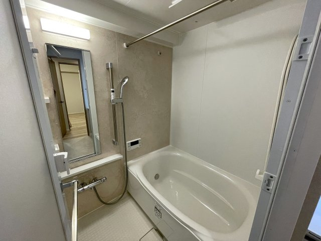 マンションにあってほしい設備って何ですか？？多分、それら、あります。あ、窓は１方向ですが配置的には角部屋扱いとなります。つまり、この物件はナイスな『ナイスアーバン鶴ヶ峰第２』リノベーションの浴室|お風呂です