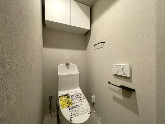 マンションにあってほしい設備って何ですか？？多分、それら、あります。あ、窓は１方向ですが配置的には角部屋扱いとなります。つまり、この物件はナイスな『ナイスアーバン鶴ヶ峰第２』リノベーションのトイレ|コンパクトで使いやすいトイレです