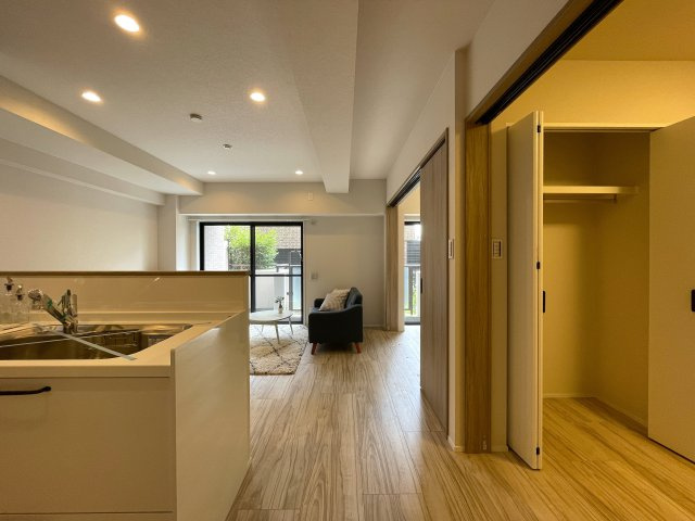 マンションにあってほしい設備って何ですか？？多分、それら、あります。あ、窓は１方向ですが配置的には角部屋扱いとなります。つまり、この物件はナイスな『ナイスアーバン鶴ヶ峰第２』リノベーションの居間・リビング|おしゃれな居間です