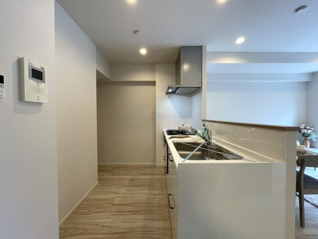マンションにあってほしい設備って何ですか？？多分、それら、あります。あ、窓は１方向ですが配置的には角部屋扱いとなります。つまり、この物件はナイスな『ナイスアーバン鶴ヶ峰第２』リノベーションのキッチン|コンパクトなキッチンで掃除もラクラク