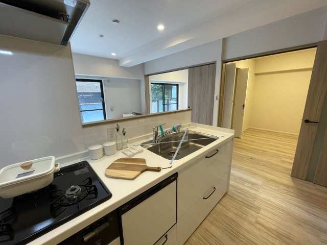 マンションにあってほしい設備って何ですか？？多分、それら、あります。あ、窓は１方向ですが配置的には角部屋扱いとなります。つまり、この物件はナイスな『ナイスアーバン鶴ヶ峰第２』リノベーションのキッチン|きれいなキッチンです