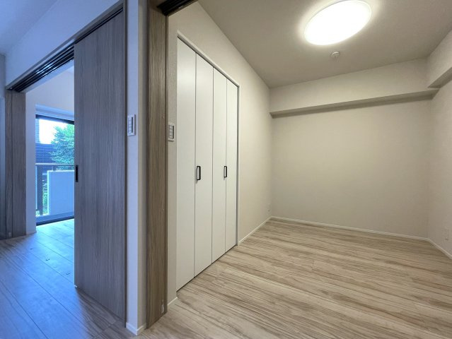 マンションにあってほしい設備って何ですか？？多分、それら、あります。あ、窓は１方向ですが配置的には角部屋扱いとなります。つまり、この物件はナイスな『ナイスアーバン鶴ヶ峰第２』リノベーションの洋室|コンパクトで使いやすい洋室です