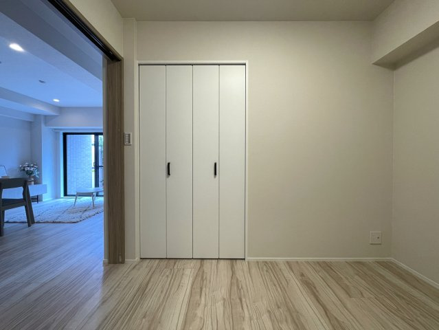 マンションにあってほしい設備って何ですか？？多分、それら、あります。あ、窓は１方向ですが配置的には角部屋扱いとなります。つまり、この物件はナイスな『ナイスアーバン鶴ヶ峰第２』リノベーションの洋室|ゆったりした洋室です