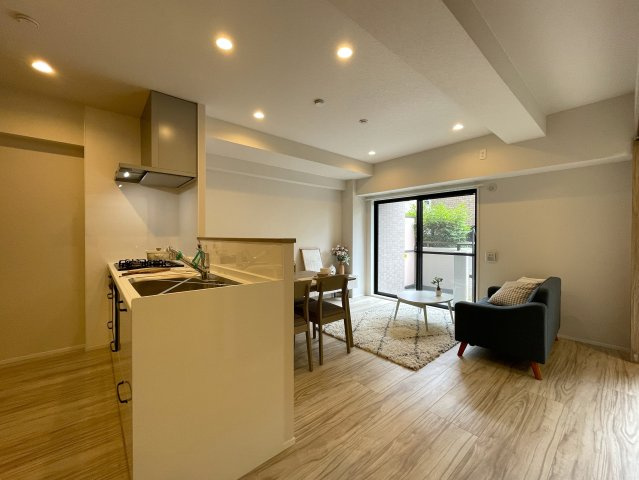 マンションにあってほしい設備って何ですか？？多分、それら、あります。あ、窓は１方向ですが配置的には角部屋扱いとなります。つまり、この物件はナイスな『ナイスアーバン鶴ヶ峰第２』リノベーションの居間・リビング