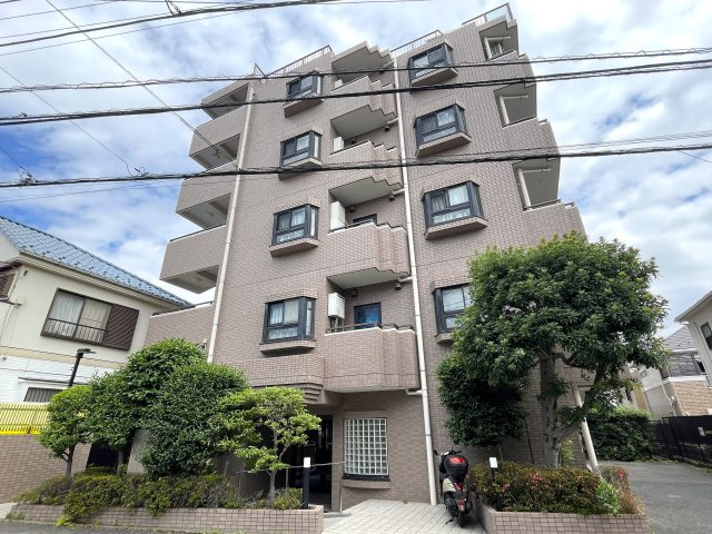 マンションにあってほしい設備って何ですか？？多分、それら、あります。あ、窓は１方向ですが配置的には角部屋扱いとなります。つまり、この物件はナイスな『ナイスアーバン鶴ヶ峰第２』リノベーション