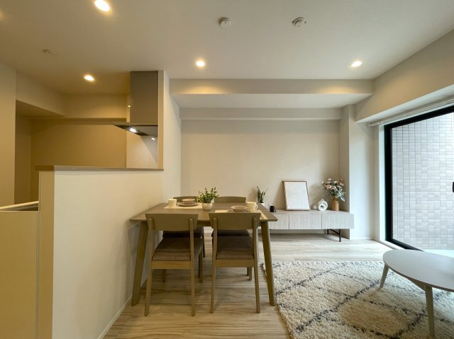 マンションにあってほしい設備って何ですか？？多分、それら、あります。あ、窓は１方向ですが配置的には角部屋扱いとなります。つまり、この物件はナイスな『ナイスアーバン鶴ヶ峰第２』リノベーションの居間・リビング