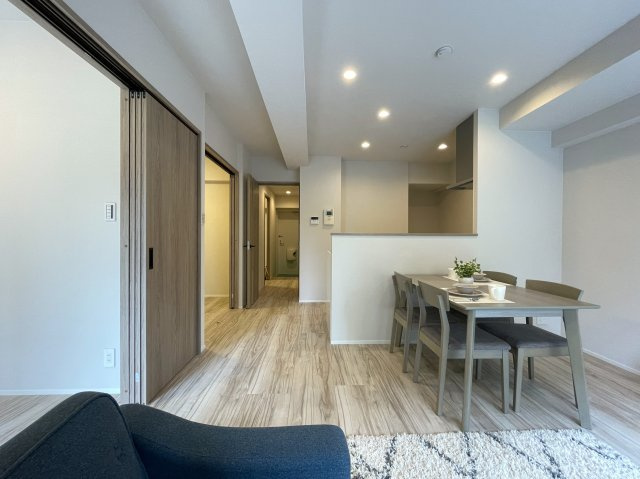 マンションにあってほしい設備って何ですか？？多分、それら、あります。あ、窓は１方向ですが配置的には角部屋扱いとなります。つまり、この物件はナイスな『ナイスアーバン鶴ヶ峰第２』リノベーションの居間・リビング|リビングです