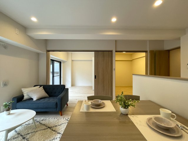 マンションにあってほしい設備って何ですか？？多分、それら、あります。あ、窓は１方向ですが配置的には角部屋扱いとなります。つまり、この物件はナイスな『ナイスアーバン鶴ヶ峰第２』リノベーションの居間・リビング|リビングです