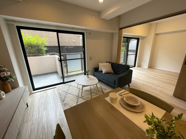 マンションにあってほしい設備って何ですか？？多分、それら、あります。あ、窓は１方向ですが配置的には角部屋扱いとなります。つまり、この物件はナイスな『ナイスアーバン鶴ヶ峰第２』リノベーションの居間・リビング|使いやすい居間です