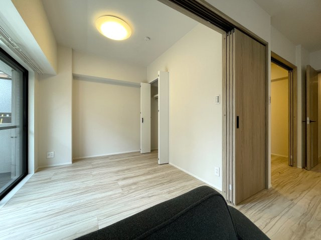 マンションにあってほしい設備って何ですか？？多分、それら、あります。あ、窓は１方向ですが配置的には角部屋扱いとなります。つまり、この物件はナイスな『ナイスアーバン鶴ヶ峰第２』リノベーションの居間・リビング|ゆったり過ごせるリビングです
