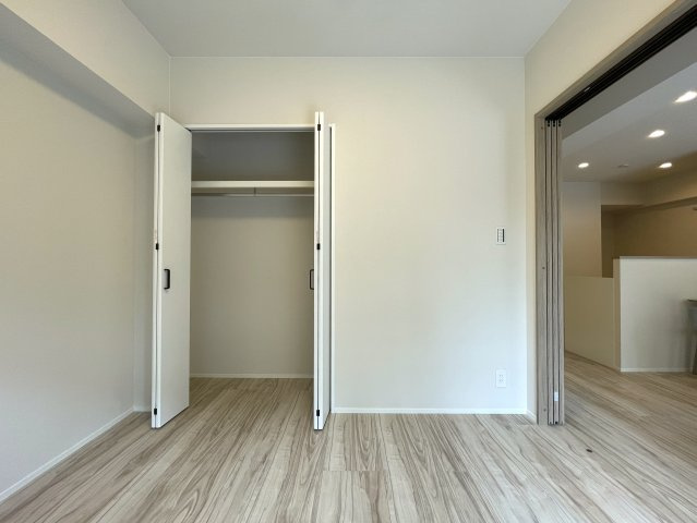 マンションにあってほしい設備って何ですか？？多分、それら、あります。あ、窓は１方向ですが配置的には角部屋扱いとなります。つまり、この物件はナイスな『ナイスアーバン鶴ヶ峰第２』リノベーションの居間・リビング|ゆったり過ごせる居間です