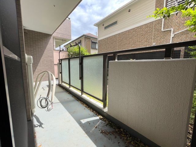 マンションにあってほしい設備って何ですか？？多分、それら、あります。あ、窓は１方向ですが配置的には角部屋扱いとなります。つまり、この物件はナイスな『ナイスアーバン鶴ヶ峰第２』リノベーションのバルコニー|広々としたバルコニーです