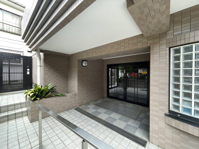 マンションにあってほしい設備って何ですか？？多分、それら、あります。あ、窓は１方向ですが配置的には角部屋扱いとなります。つまり、この物件はナイスな『ナイスアーバン鶴ヶ峰第２』リノベーション