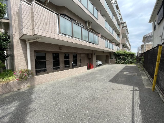 マンションにあってほしい設備って何ですか？？多分、それら、あります。あ、窓は１方向ですが配置的には角部屋扱いとなります。つまり、この物件はナイスな『ナイスアーバン鶴ヶ峰第２』リノベーションの駐車場|駐車場に車を止められます