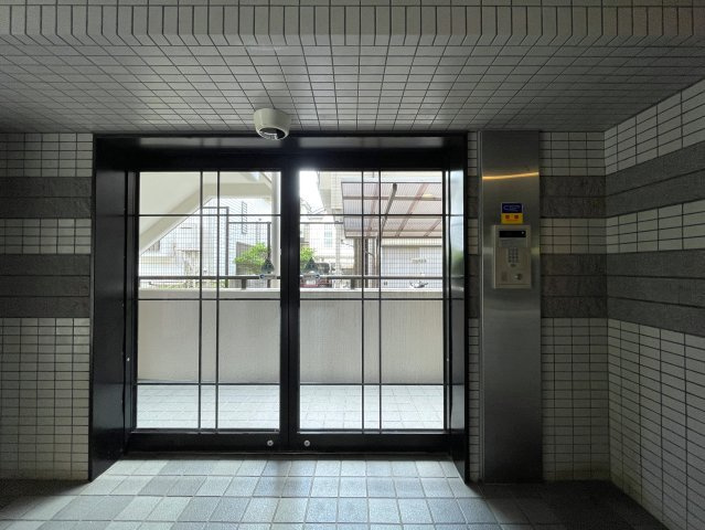 マンションにあってほしい設備って何ですか？？多分、それら、あります。あ、窓は１方向ですが配置的には角部屋扱いとなります。つまり、この物件はナイスな『ナイスアーバン鶴ヶ峰第２』リノベーション