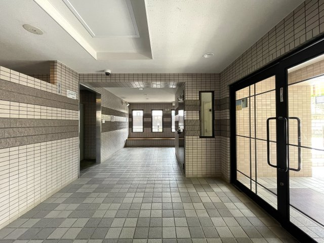 マンションにあってほしい設備って何ですか？？多分、それら、あります。あ、窓は１方向ですが配置的には角部屋扱いとなります。つまり、この物件はナイスな『ナイスアーバン鶴ヶ峰第２』リノベーション