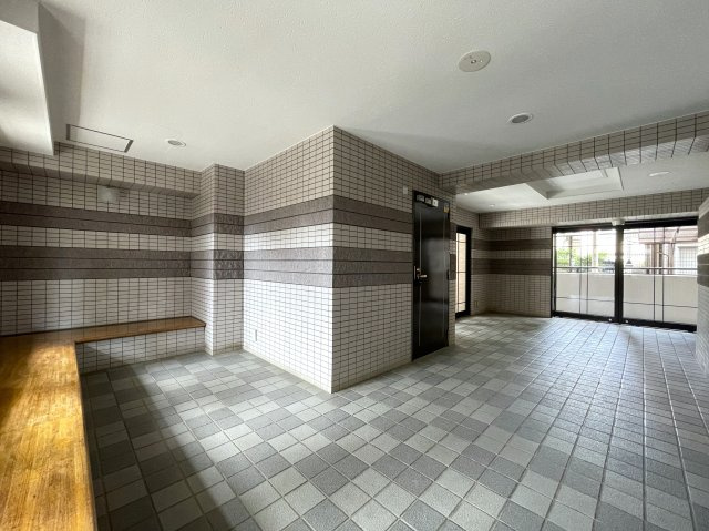 マンションにあってほしい設備って何ですか？？多分、それら、あります。あ、窓は１方向ですが配置的には角部屋扱いとなります。つまり、この物件はナイスな『ナイスアーバン鶴ヶ峰第２』リノベーション