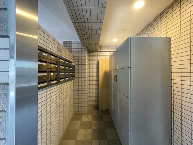 マンションにあってほしい設備って何ですか？？多分、それら、あります。あ、窓は１方向ですが配置的には角部屋扱いとなります。つまり、この物件はナイスな『ナイスアーバン鶴ヶ峰第２』リノベーションの設備