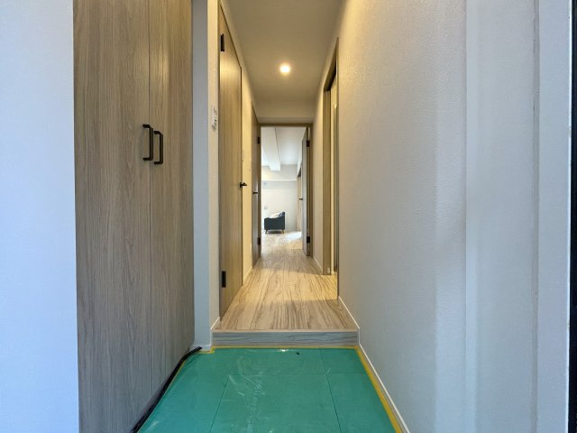 マンションにあってほしい設備って何ですか？？多分、それら、あります。あ、窓は１方向ですが配置的には角部屋扱いとなります。つまり、この物件はナイスな『ナイスアーバン鶴ヶ峰第２』リノベーションの玄関|きれいな玄関です