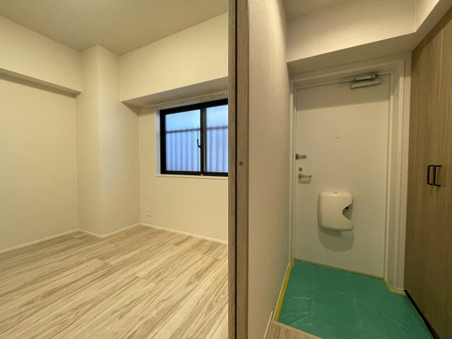 マンションにあってほしい設備って何ですか？？多分、それら、あります。あ、窓は１方向ですが配置的には角部屋扱いとなります。つまり、この物件はナイスな『ナイスアーバン鶴ヶ峰第２』リノベーションの玄関|シンプルで使いやすい玄関です