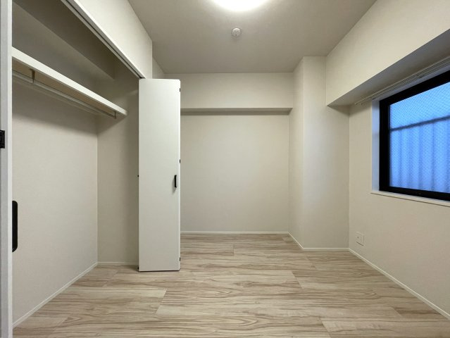 マンションにあってほしい設備って何ですか？？多分、それら、あります。あ、窓は１方向ですが配置的には角部屋扱いとなります。つまり、この物件はナイスな『ナイスアーバン鶴ヶ峰第２』リノベーションの洋室|スタンダードな洋室です