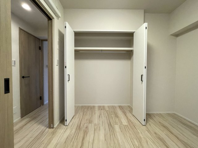 マンションにあってほしい設備って何ですか？？多分、それら、あります。あ、窓は１方向ですが配置的には角部屋扱いとなります。つまり、この物件はナイスな『ナイスアーバン鶴ヶ峰第２』リノベーションの収納|大きなスペースがあり、収納には困りません