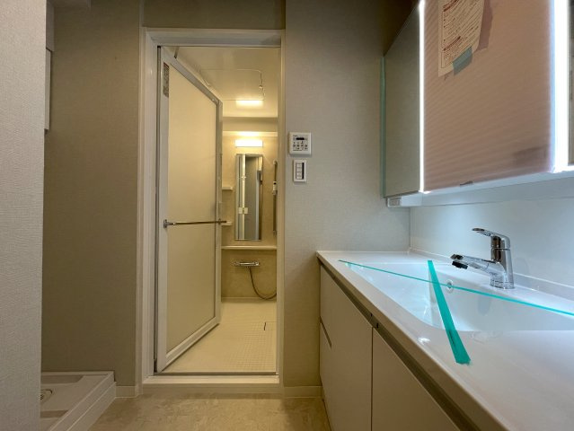 マンションにあってほしい設備って何ですか？？多分、それら、あります。あ、窓は１方向ですが配置的には角部屋扱いとなります。つまり、この物件はナイスな『ナイスアーバン鶴ヶ峰第２』リノベーションの脱衣所