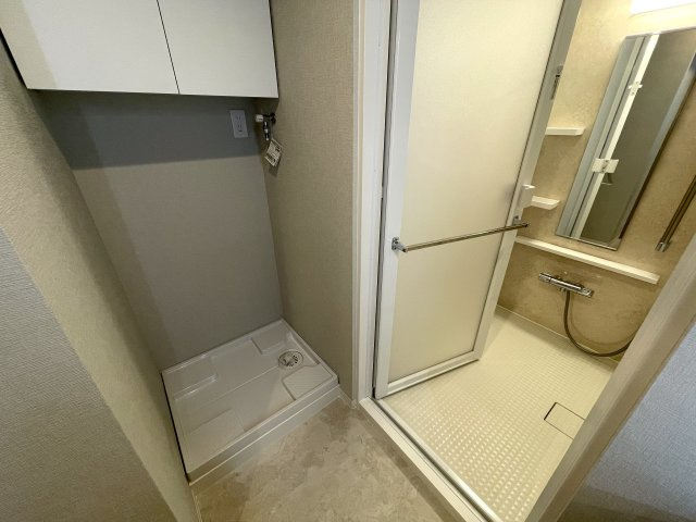 マンションにあってほしい設備って何ですか？？多分、それら、あります。あ、窓は１方向ですが配置的には角部屋扱いとなります。つまり、この物件はナイスな『ナイスアーバン鶴ヶ峰第２』リノベーションのランドリースペース
