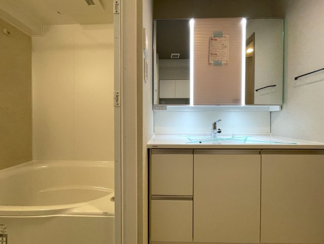 マンションにあってほしい設備って何ですか？？多分、それら、あります。あ、窓は１方向ですが配置的には角部屋扱いとなります。つまり、この物件はナイスな『ナイスアーバン鶴ヶ峰第２』リノベーションの独立洗面台|独立洗面台、小物を置くことができて便利です