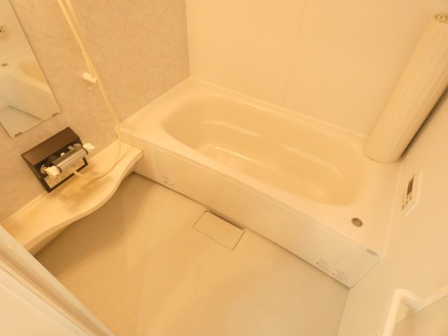 【浴室】 | 足を伸ばせる広々一坪バス
もちろん追い焚き、浴室乾燥機完備してます